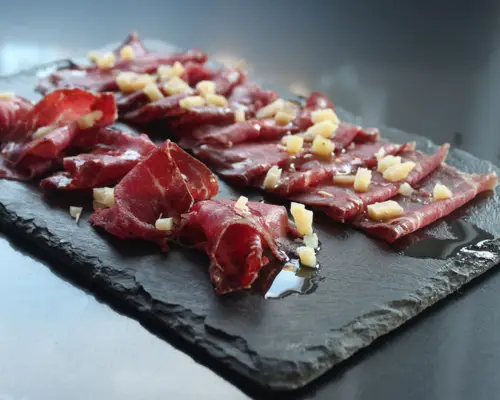 Cecina Halal sliced. Excellent Secretos de León delicacy that transcends borders.