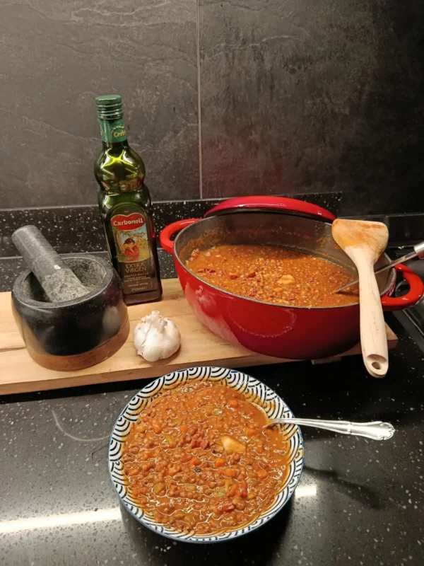 Image of the classic recipe for lentils with chorizo from León, made with brown lentils and chorizo from León. It represents traditional Leonese cuisine.
