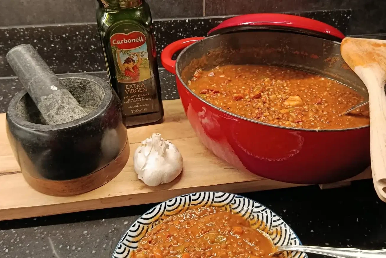 Image of the classic recipe for lentils with chorizo ​​from León, made with brown lentils and chorizo ​​from León. It represents traditional Leonese cuisine.