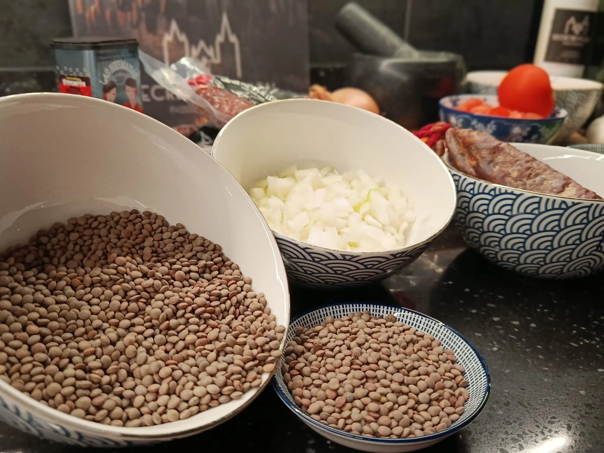 Raw brown lentils from León, a legume with a thin skin and brown color.