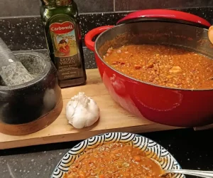 Image of the classic recipe for lentils with chorizo ​​from León, made with brown lentils and chorizo ​​from León. It represents traditional Leonese cuisine.