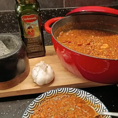 Image of the classic recipe for lentils with chorizo ​​from León, made with brown lentils and chorizo ​​from León. It represents traditional Leonese cuisine.